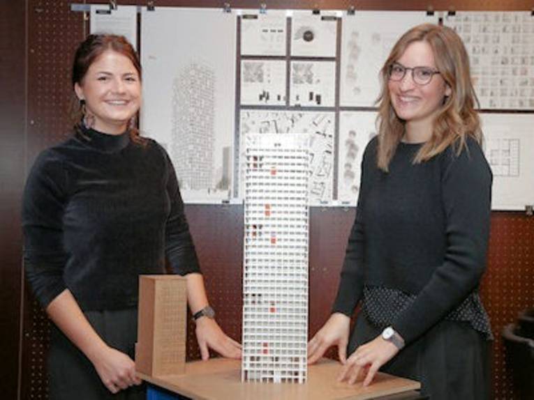 Zwei Frauen mit einem Architekturmodell