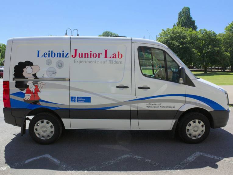 Lieferwagen mit der Aufschrift "Leibniz Junior Lab"