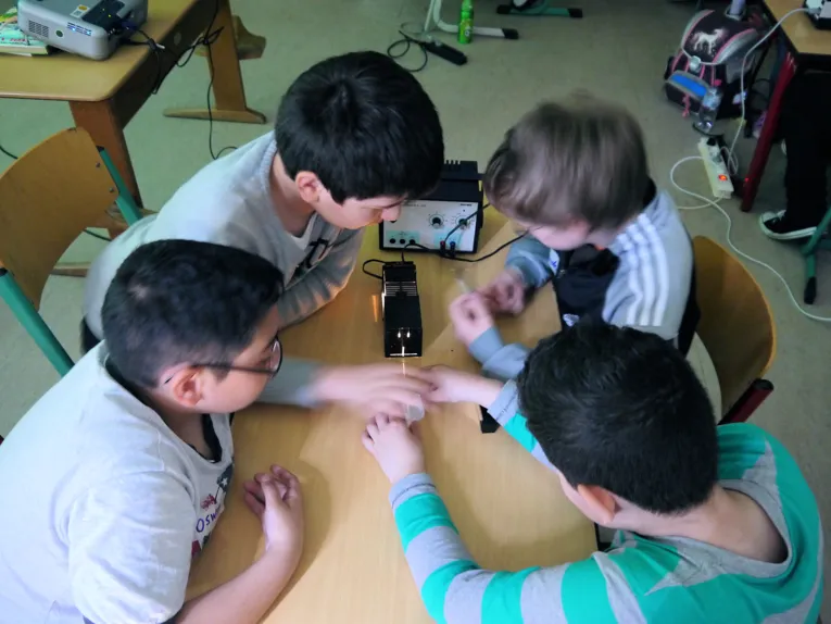 Vier Kinder bei einem Experiment
