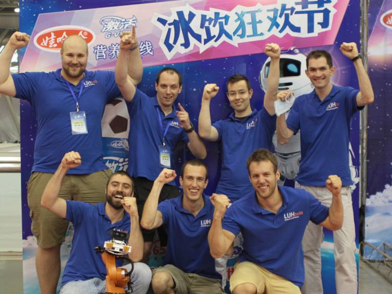 Sieben junge Männer.