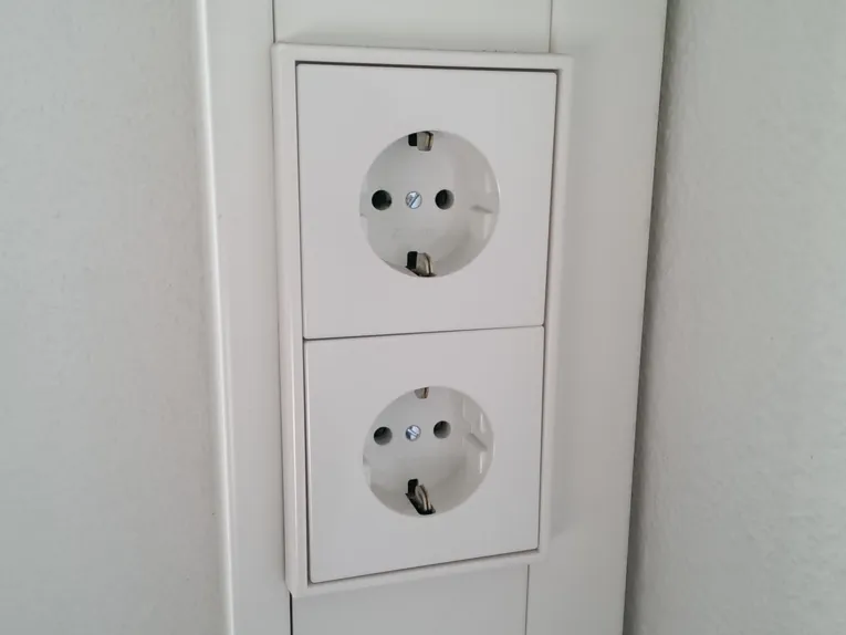 Zwei Steckdosen.