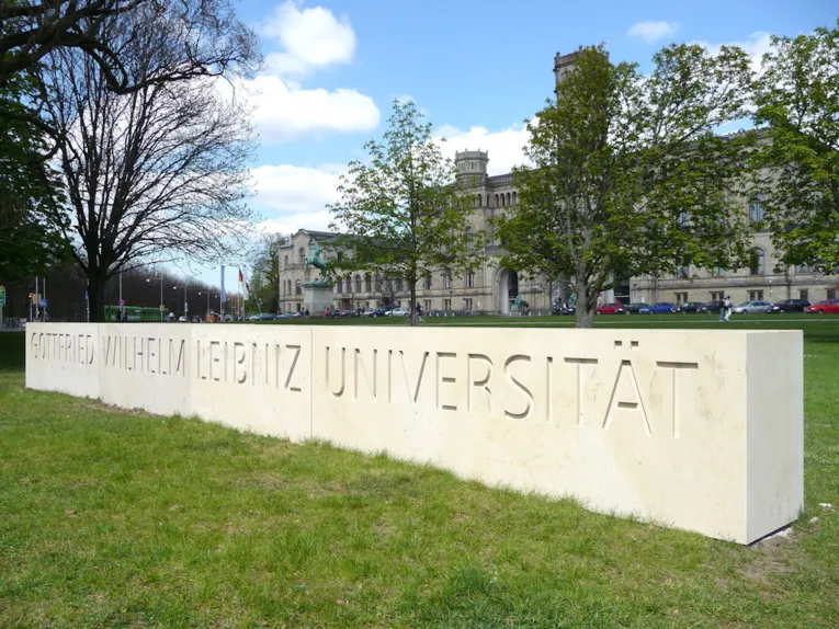 Steinblock mit der Aufschrift "GOTTFRIED WILHELM LEIBNIZ UNIVERSITÄT"