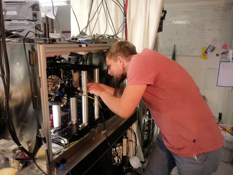 Mann an technischer Apparatur