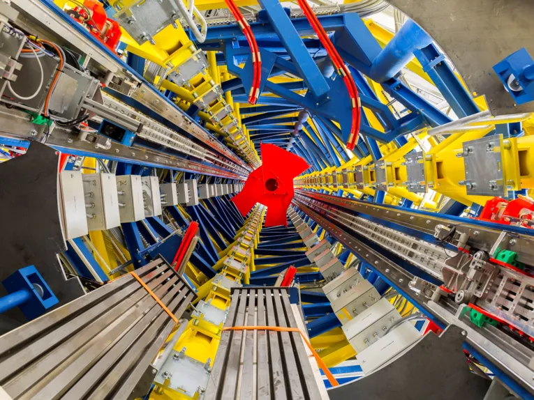 Tunnel mit technischen Vorrichtungen