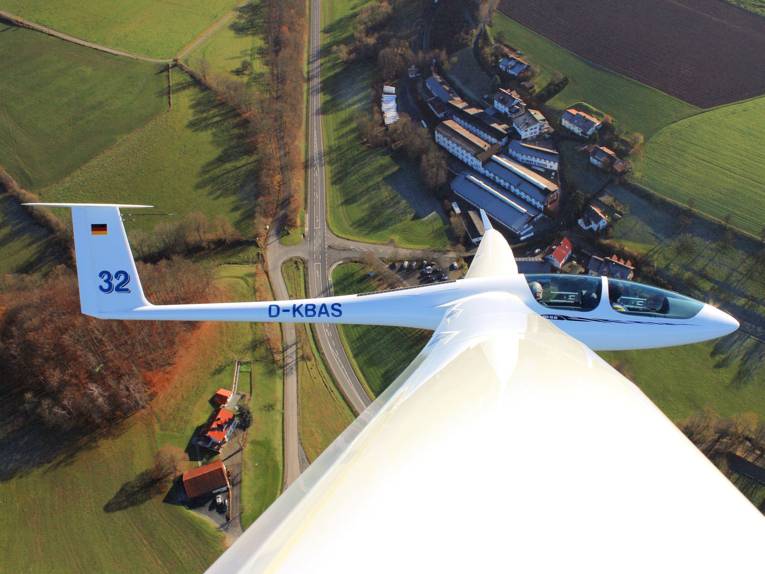 Fliegendes Segelflugzeug von einem der Flügel aus aufgenommen.