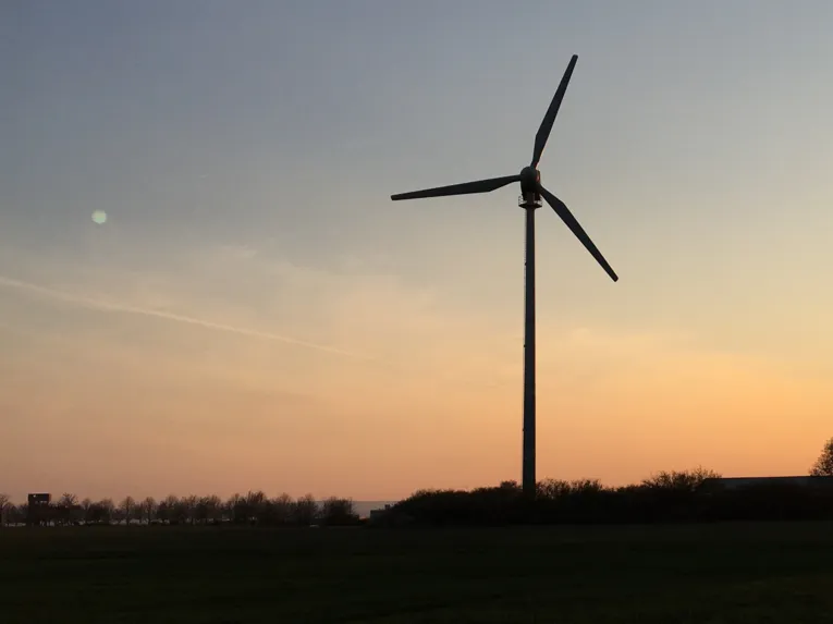 Windrad vor Abendhimmel