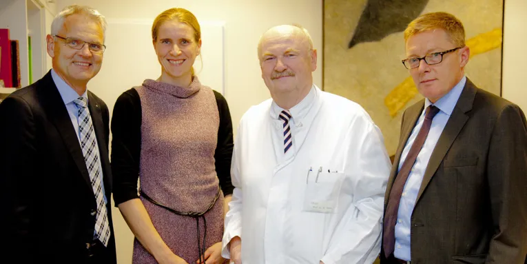 Eine Frau und drei Männer