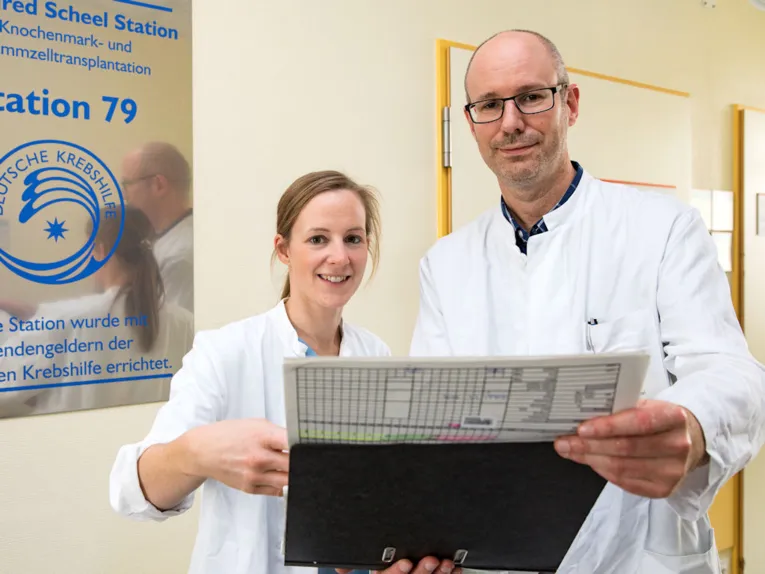 Eine Frau und ein Mann in weißen Kitteln.