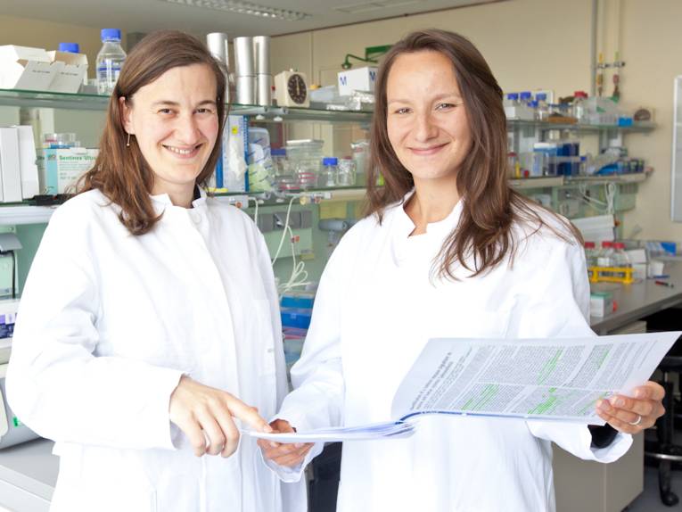 Zwei Frauen in weißen Kitteln in einem Labor