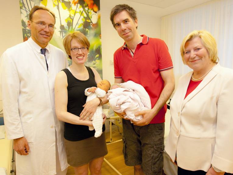 Zwei Männer und zwei Frauen mit zwei Säuglingen