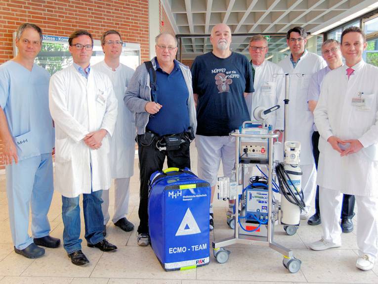 Neun Männer mit medizinischem Gerät