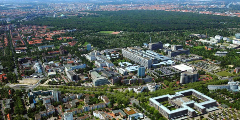 Luftaufnahme mehrerer Gebäude.