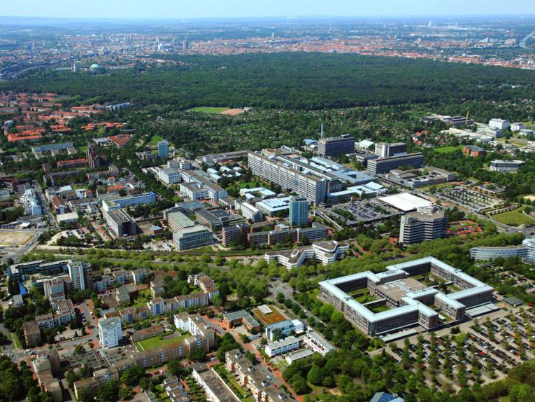 Luftaufnahme mehrerer Gebäude.