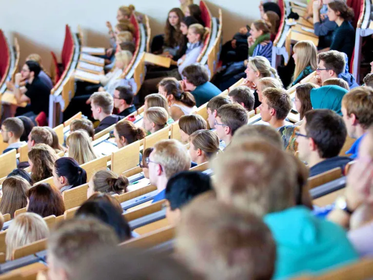 Ein Hörsaal voll junger Menschen.