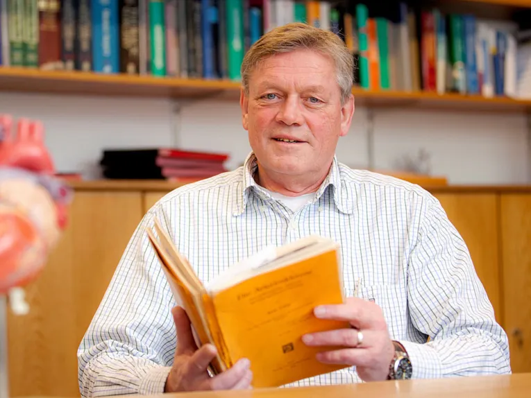 Mann mit Buch in den Händen