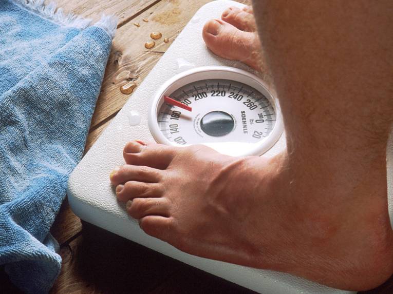 Jemand steht auf einer Waage.