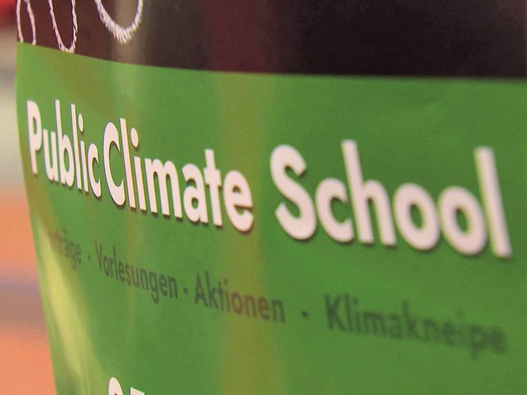 Plakat mit der Aufschrift "Public Climate School"