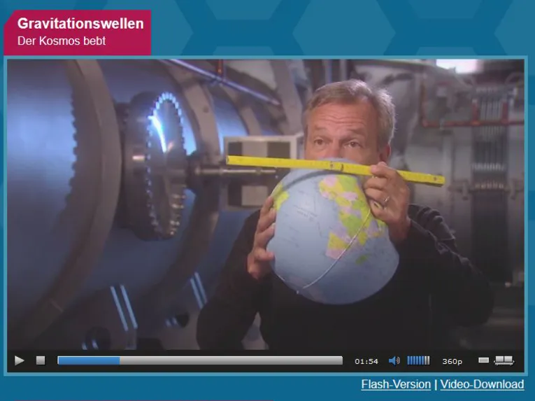 Mann hält ein Globus und einen Zollstock in den Händen.