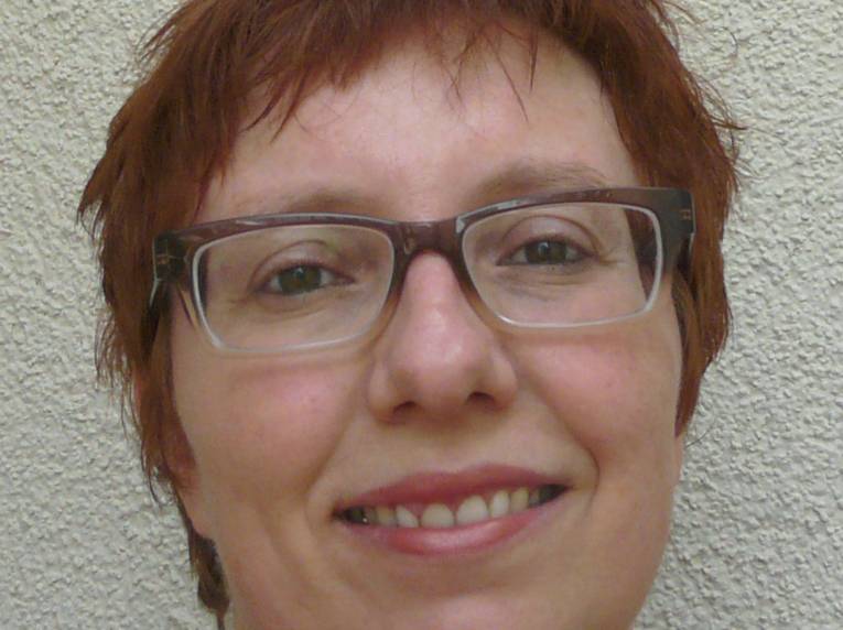 Nahportrait Frau mit Kurzhaarfrisur