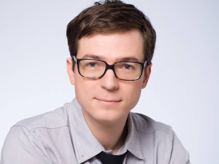 Porträt von einem Mann mit Brille.