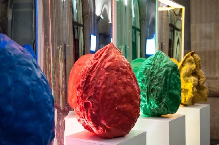 Bunte Objekte in Nussform