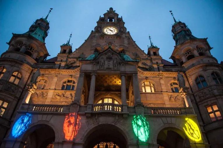 Ein altes beleuchtetes Geb&auml;ude