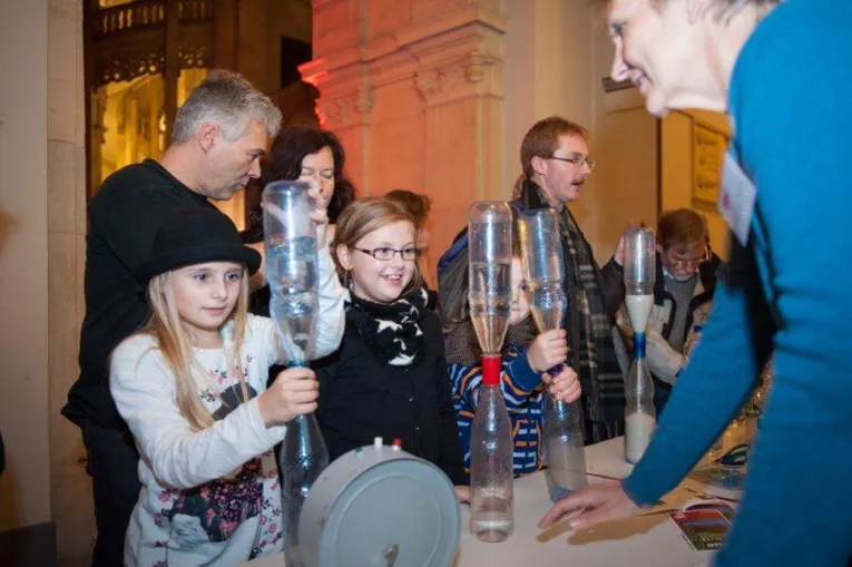 Kinder beim Experimentieren