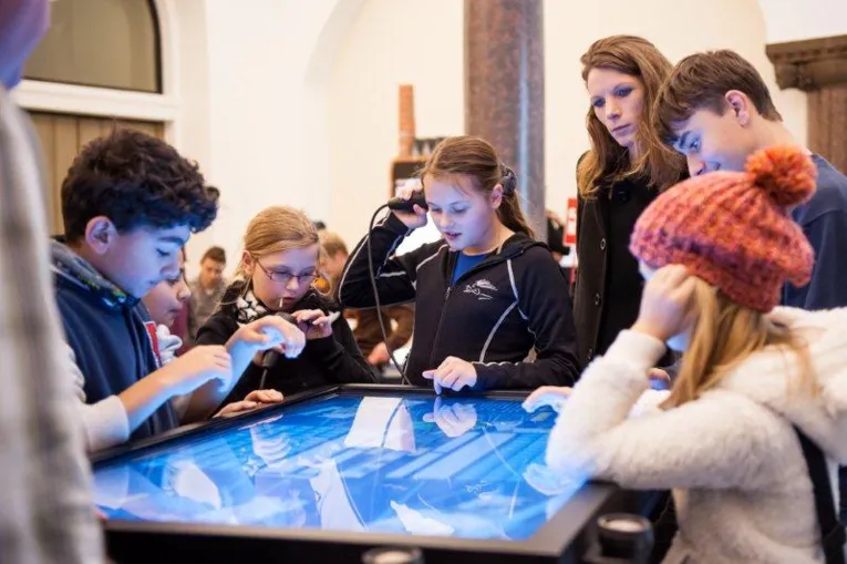 Kinder beim Experimentieren