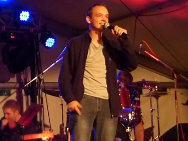 Ein junger Mann mit einem Mikrofon