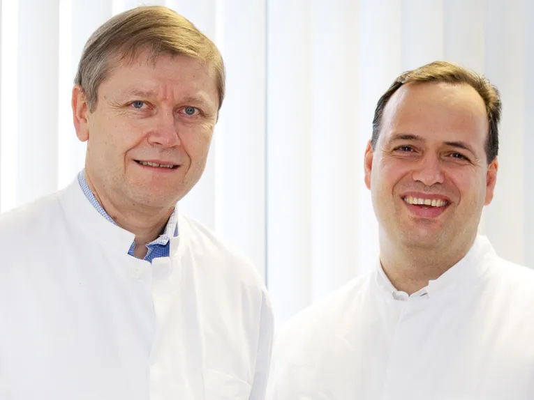 Zwei Männer in weißen Kitteln