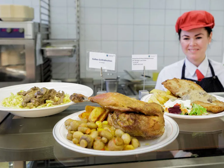 Drei Teller mit Essen