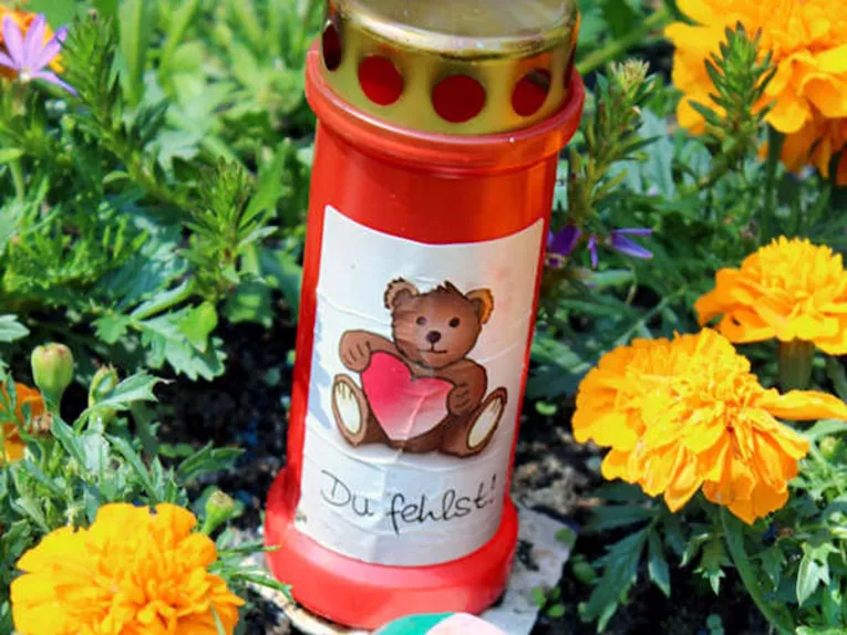 Grabkerze mit der Aufschrift "Du fehlst"