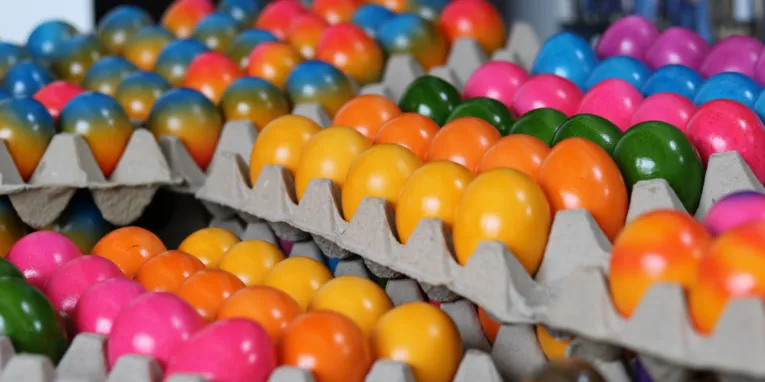 Bunt bemalte Eier in Eierkartons