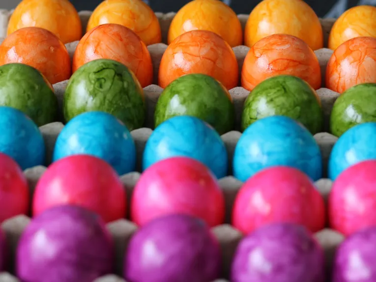 Bunt bemalte Eier in Eierkartons