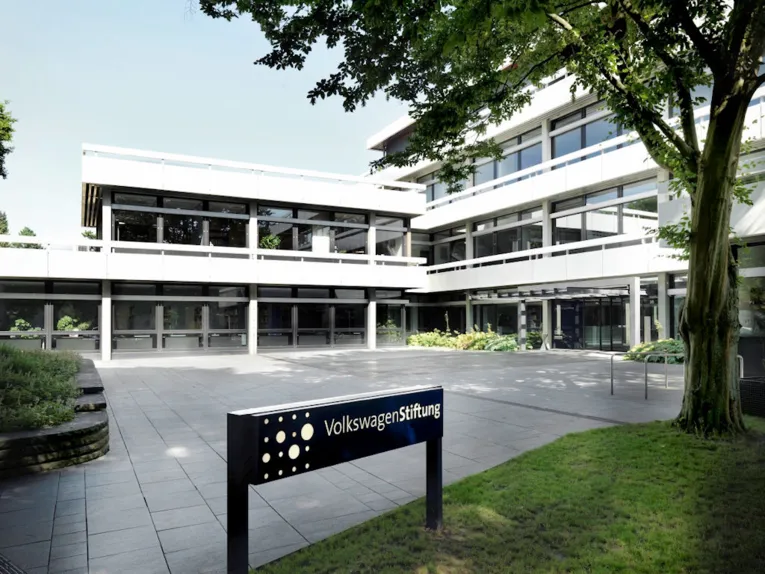 Gebäude mit Schild davor mit der Aufschrift "Volkswagenstiftung"