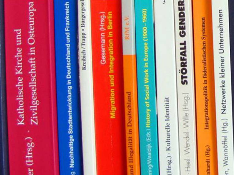 Regal mit wissenschaftlichen Büchern