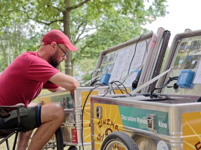 Mann an zwei Anhängern