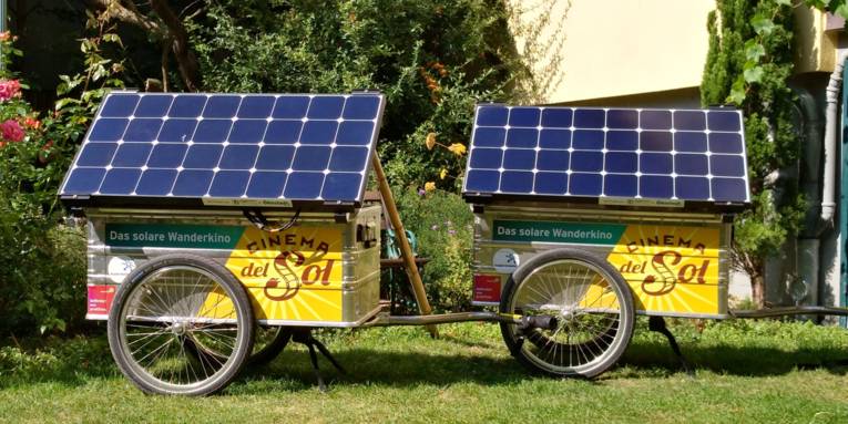 Zwei Fahrradanhänger mit Solarzellen