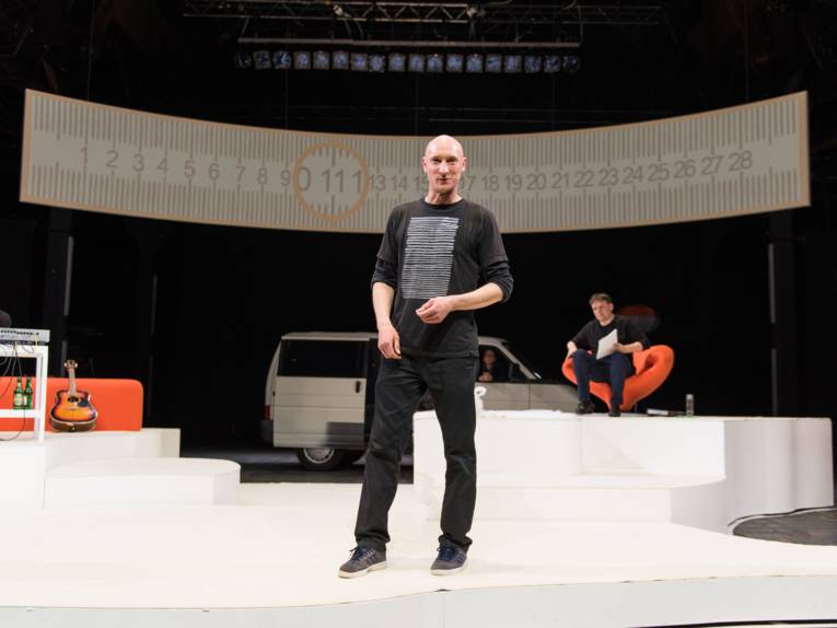 Mann auf einer Bühne