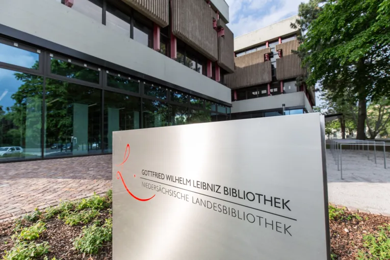 Gebäude hinter Bäumen.