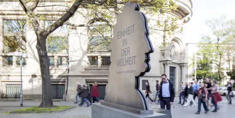 Mann vor Denkmal