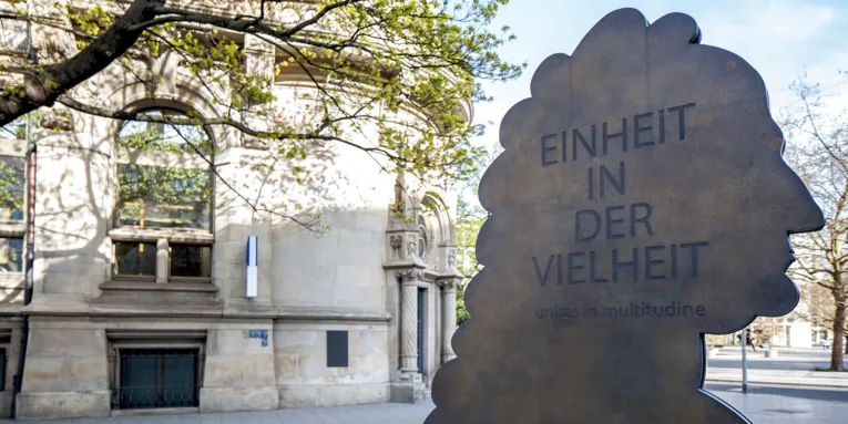 Denkmal mit der Aufschrift "EINHEIT IN DER VIELFALT"