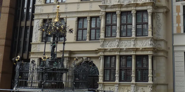 Brunnen vor Haus