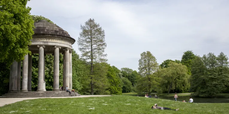 Kleiner Rundtempel in einer Parklandschaft.