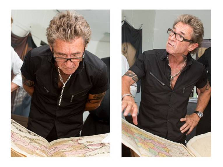 Mann betrachtet ein altes Buch