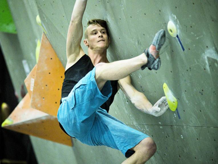 Kletterer an Kletterwand