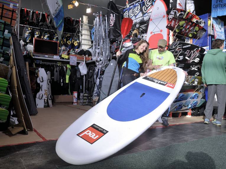 Mann und Frau mit breitem Surfbrett