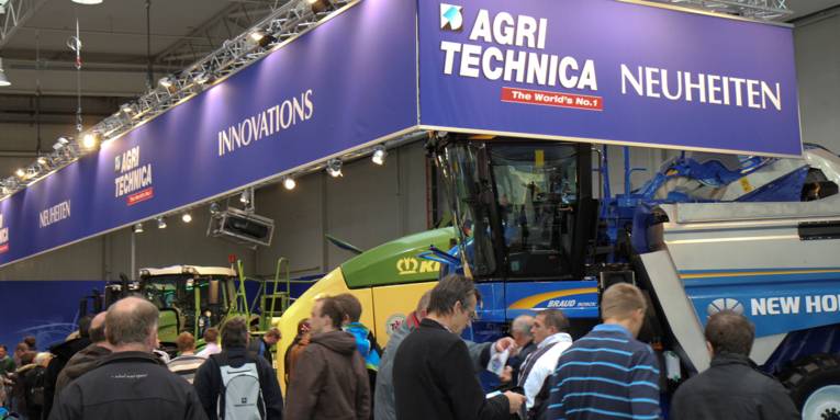 Menschen in einer Messehalle