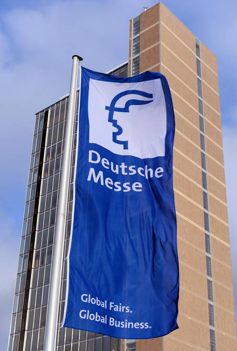 Fahne mit dem Aufdruck "Deutsche Messe"