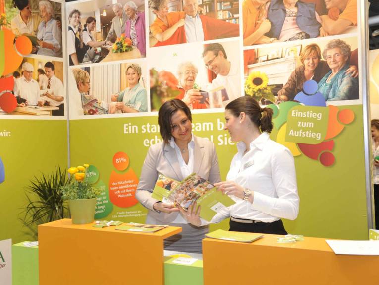 Zwei Frauen an einem Counter